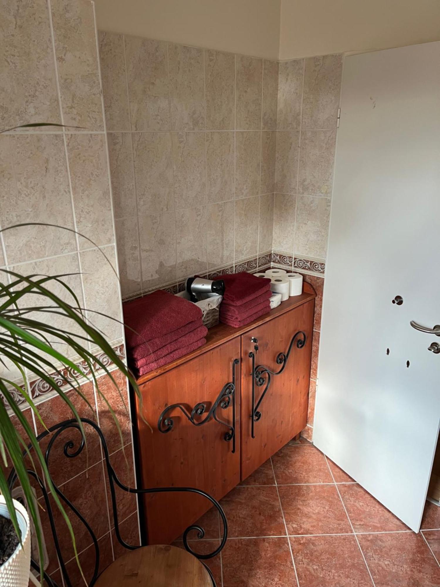 Apartamento Kiraly Csaladi Apartman- Royal Family #freegarage