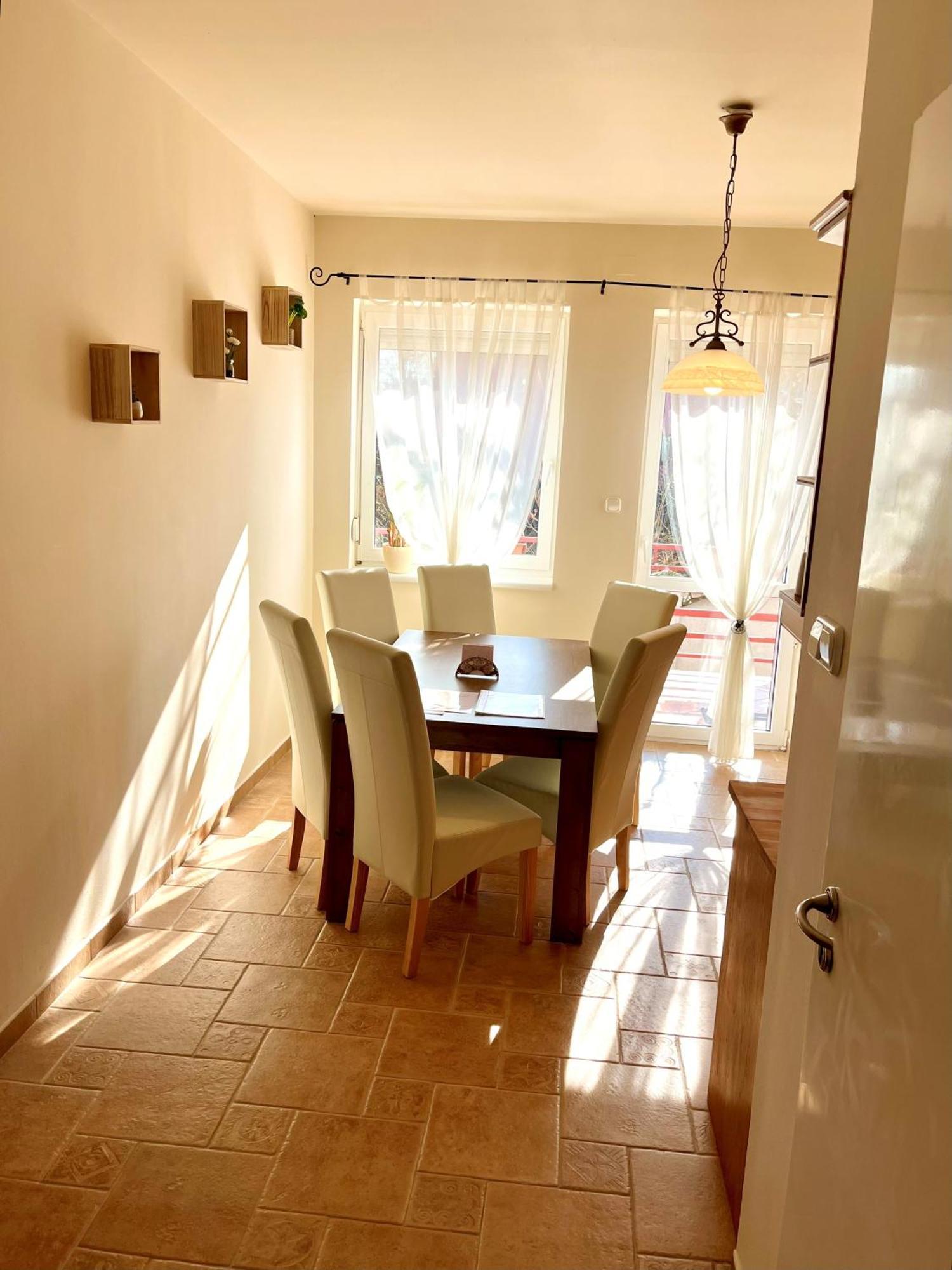 Kiraly Csaladi Apartman- Royal Family #freegarage Apartamento Budapeste
